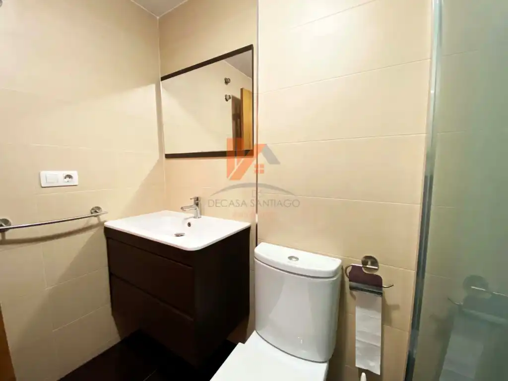 Badezimmer von Wohnung zum Verkauf in Ames mit Ofen