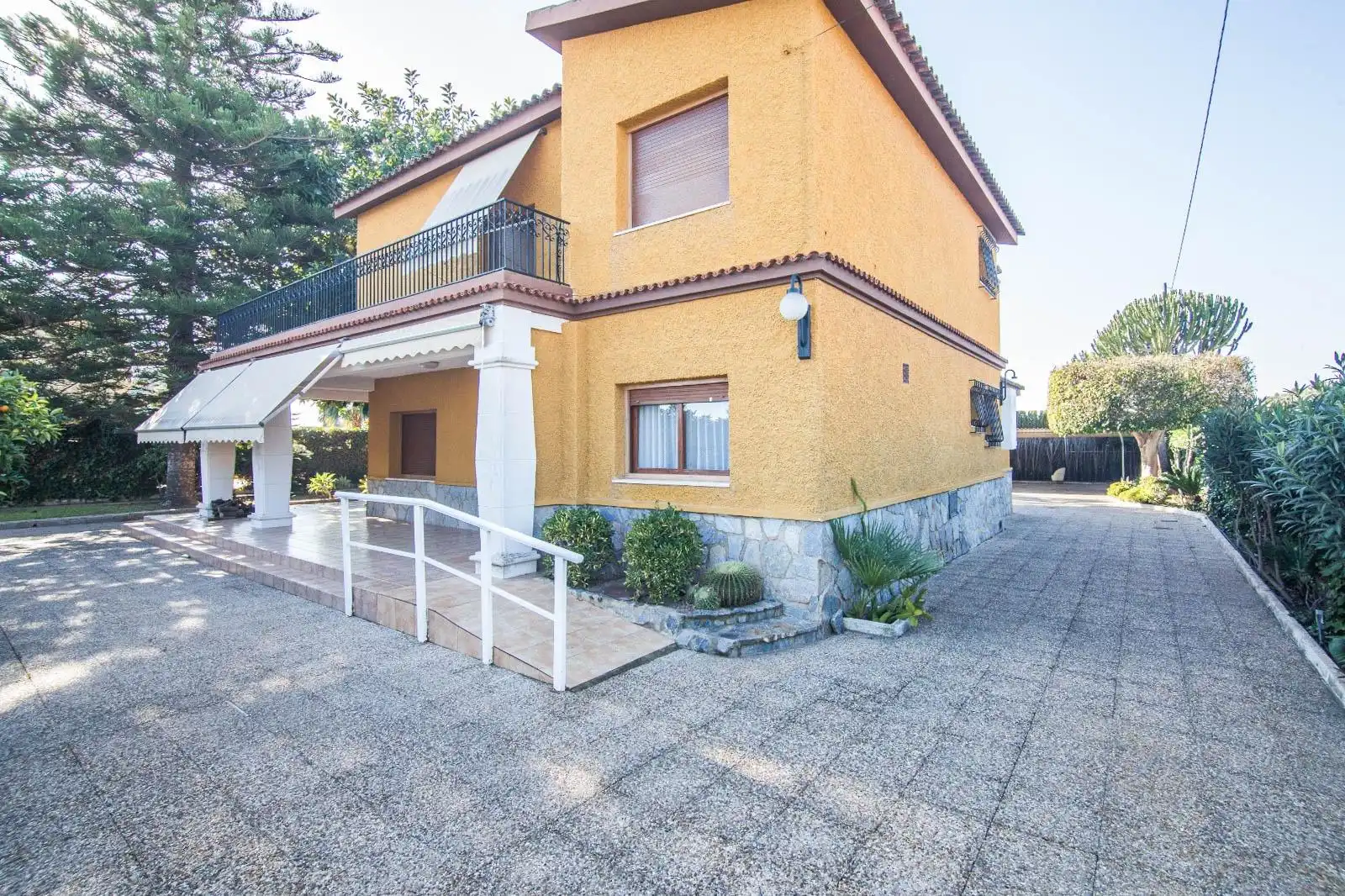 Vista exterior de Casa o xalet en venda en Elche / Elx amb Terrassa, Traster i Piscina