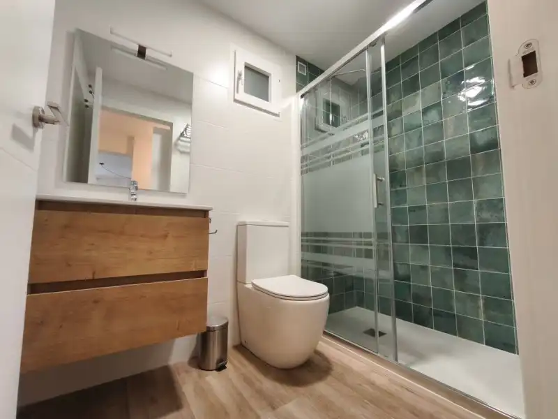 Badezimmer von Erdgeschoss zum Verkauf in Santander mit Privatgarten, Parkett und Möbliert