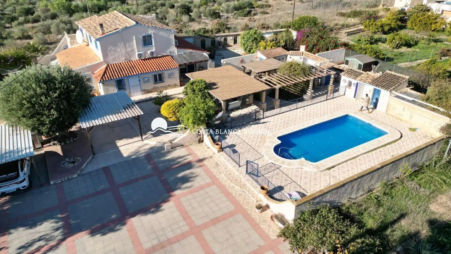 Vista exterior de Casa o xalet en venda en L'Alfàs del Pi amb Aire condicionat, Calefacció i Jardí privat