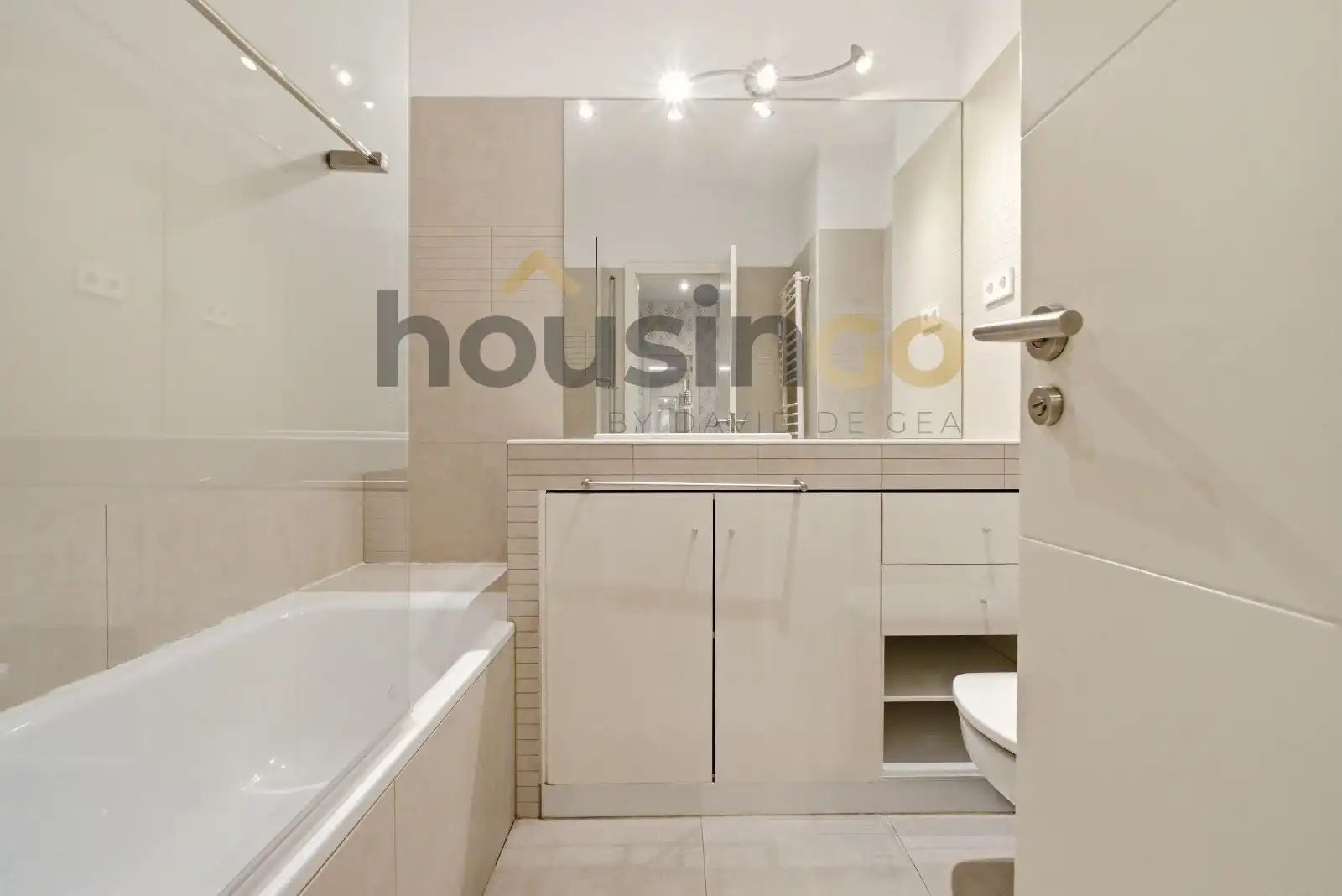 Bathroom of Flat for sale in Madrid  with Air Conditioner, Heating and Storage room