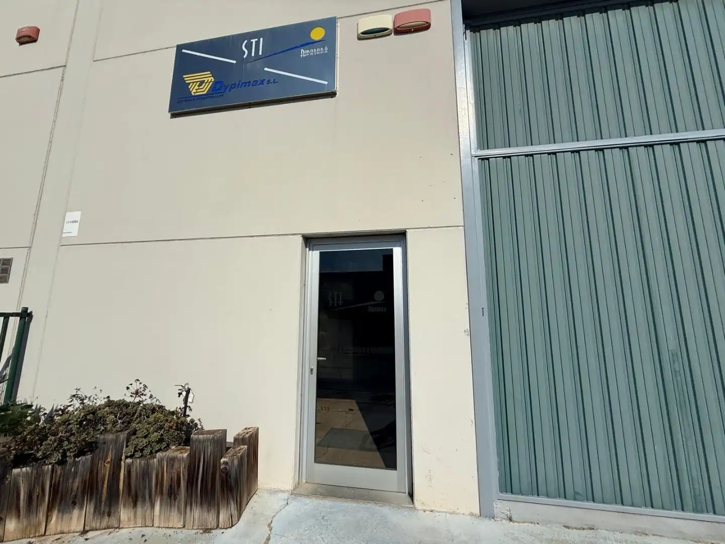 Vista exterior de Local en venta en Roda de Berà, Tarragona