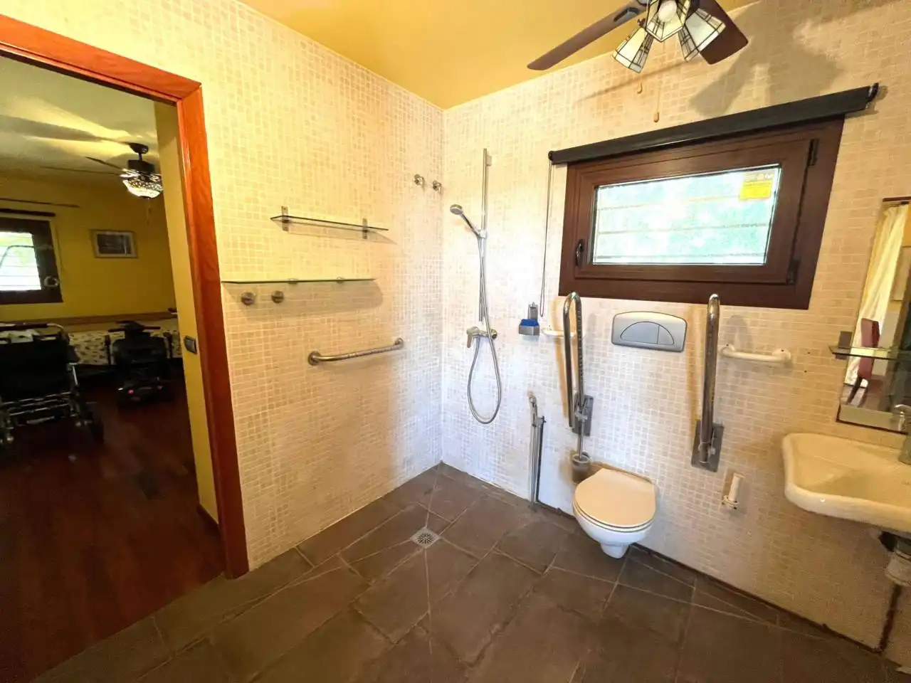 Badezimmer von Haus oder Chalet zum Verkauf in Bescanó mit Klimaanlage, Heizung und Privatgarten