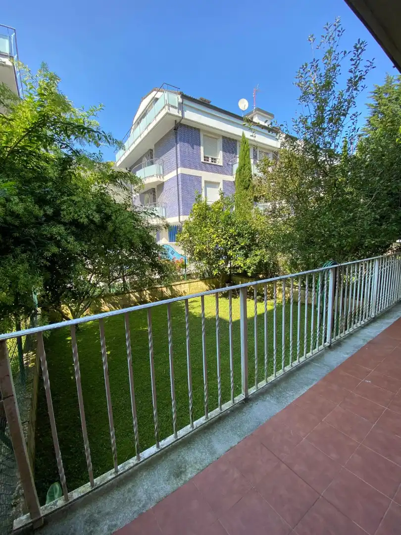 Terrasse von Einfamilien-Reihenhaus zum Verkauf in Castro-Urdiales mit Heizung, Privatgarten und Parkett