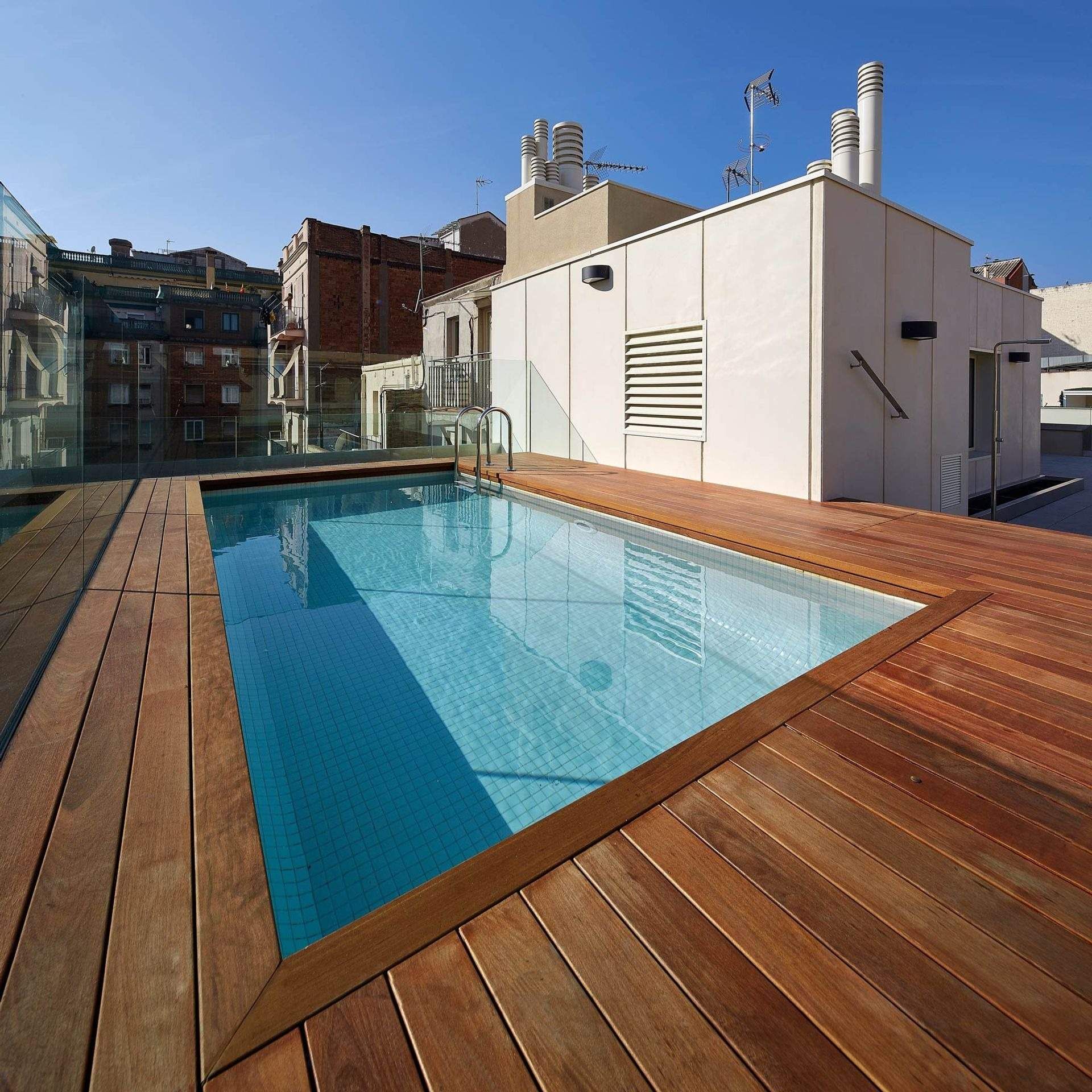 Swimming pool of Flat to rent in  Barcelona Capital  with Air Conditioner, Heating and Storage room