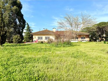 Villa mit Garten zum Verkauf in GIV-6612 46