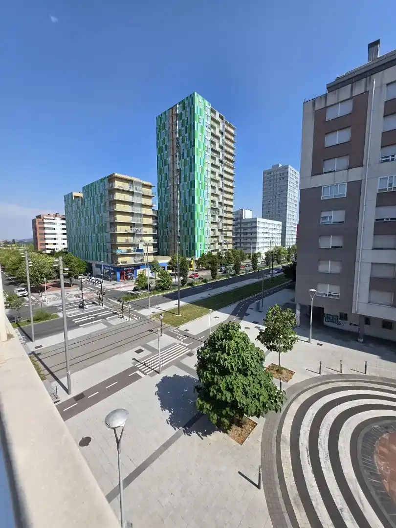 Vista exterior de Pis en venda en Salburua - Arantzabela