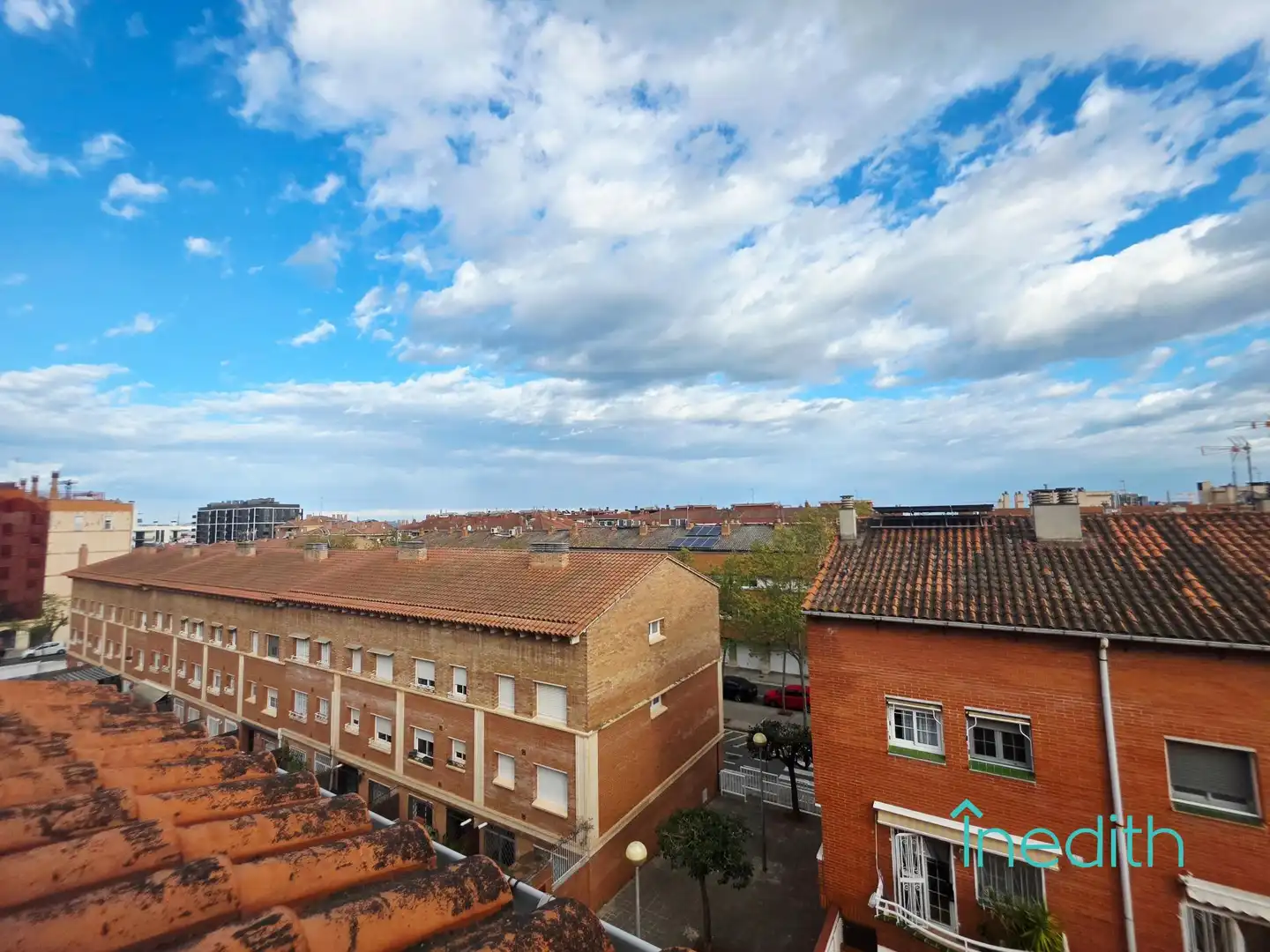 Außenansicht von Einfamilien-Reihenhaus zum Verkauf in Viladecans mit Klimaanlage, Heizung und Terrasse