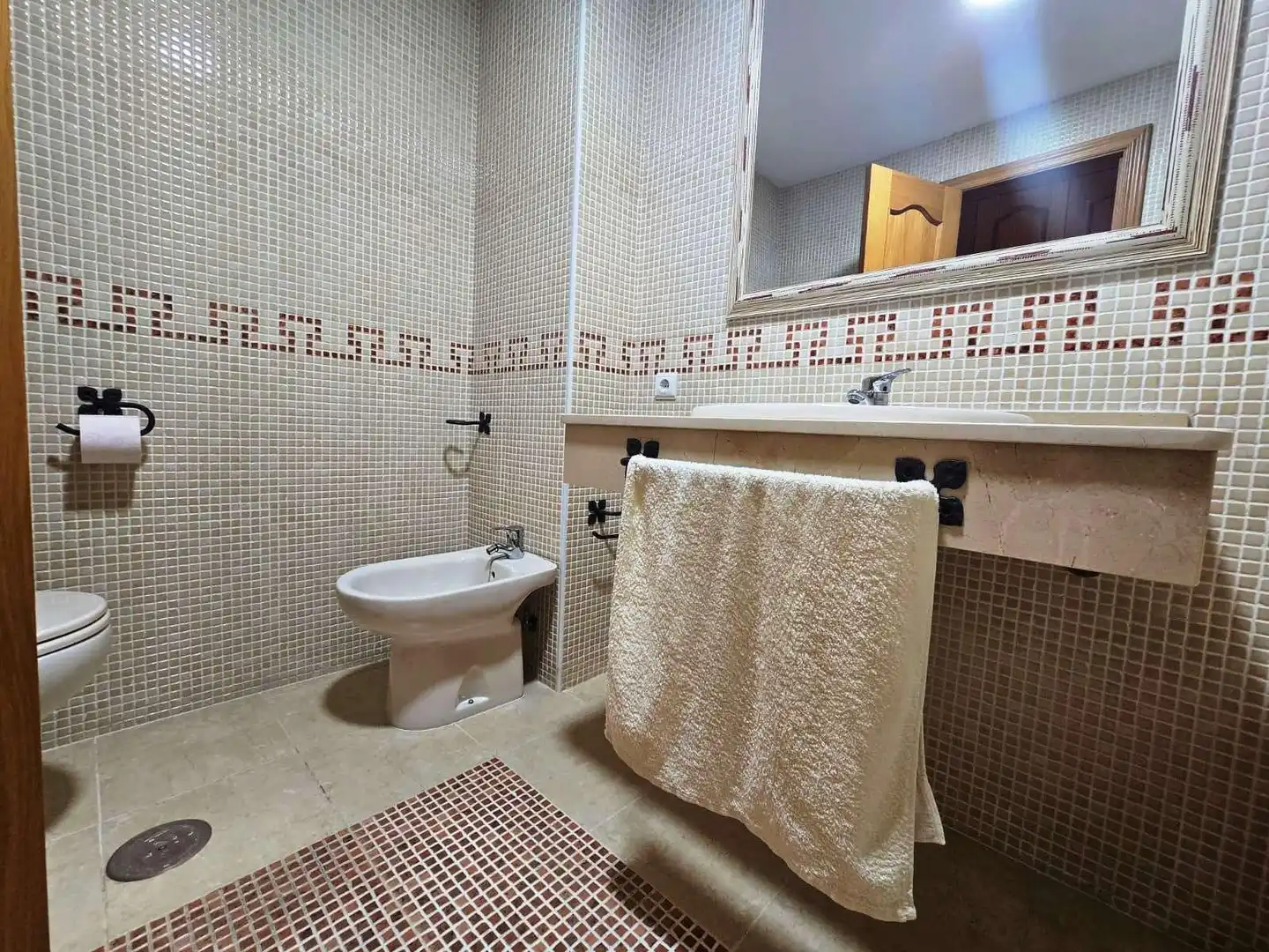 Bany de Casa adosada en venda en Bormujos amb Aire condicionat, Terrassa i Piscina comunitària