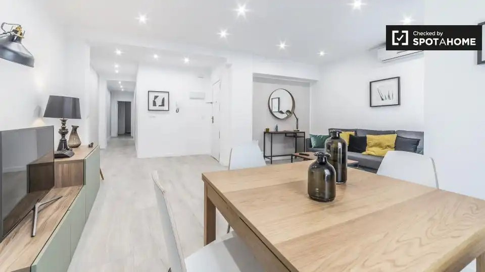 Flat for rent in Valencia  with Air Conditioner, Heating and Furnished
