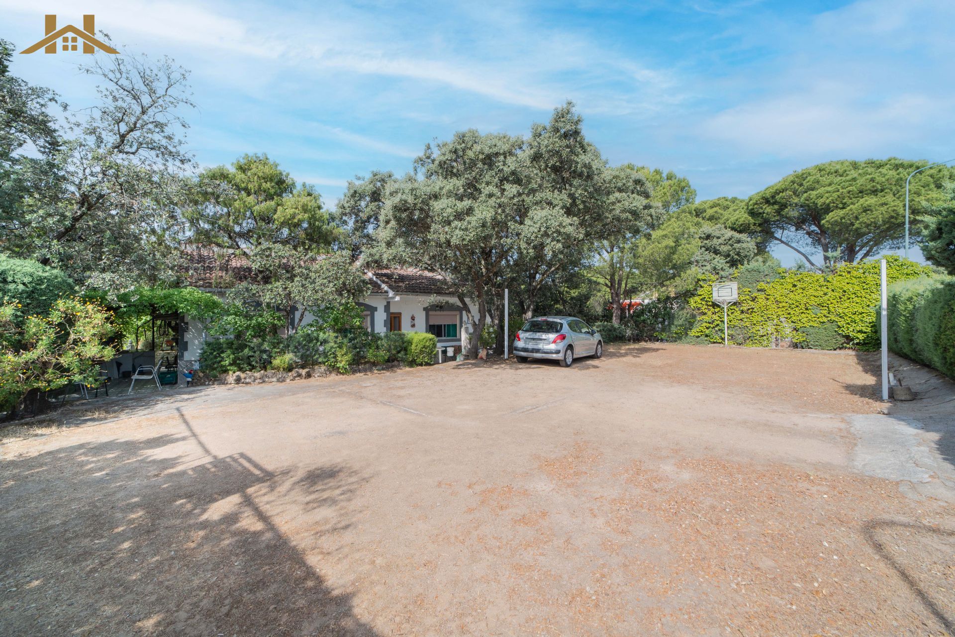 Vista exterior de Casa o xalet en venda en Villa del Prado amb Jardí privat, Terrassa i Traster