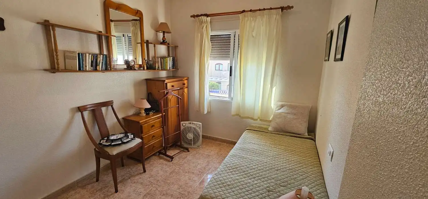 Schlafzimmer von Einfamilien-Reihenhaus zum Verkauf in Torrevieja mit Terrasse, Möbliert und Alarm