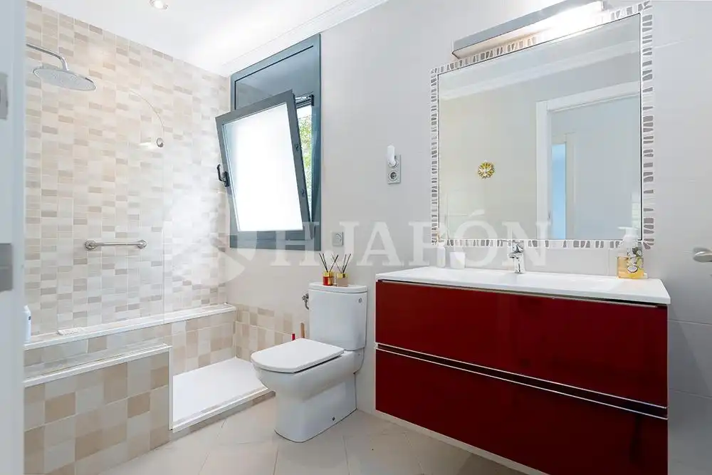 Bathroom of Houses for sale in Alella  with Heating, Private garden and Terrace