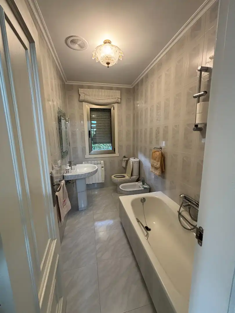Baño de Casa o chalet en venta en Santiago de Compostela  con Calefacción, Jardín privado y Parquet