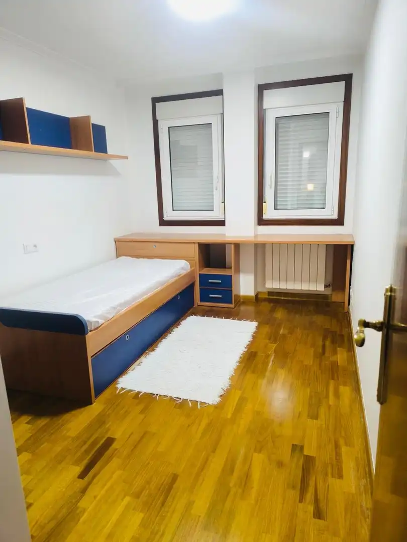 Dormitori de Apartament en venda en Pontevedra Capital  amb Terrassa i Traster