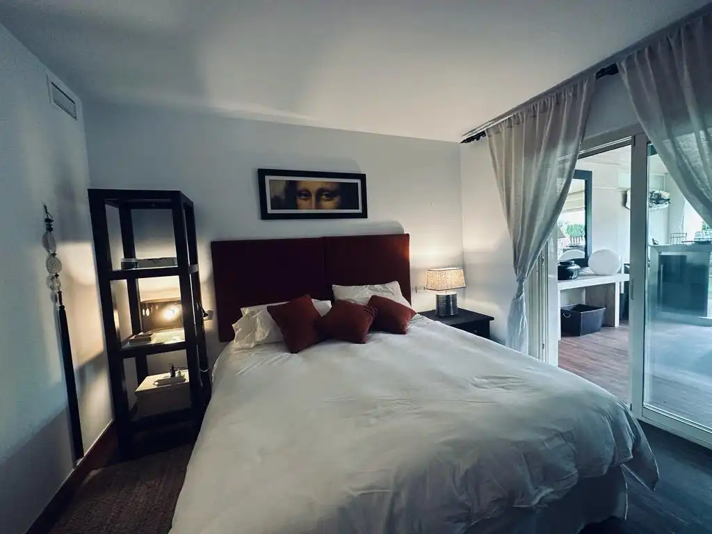 Schlafzimmer von Erdgeschoss zur Miete in Marbella mit Klimaanlage, Privatgarten und Terrasse