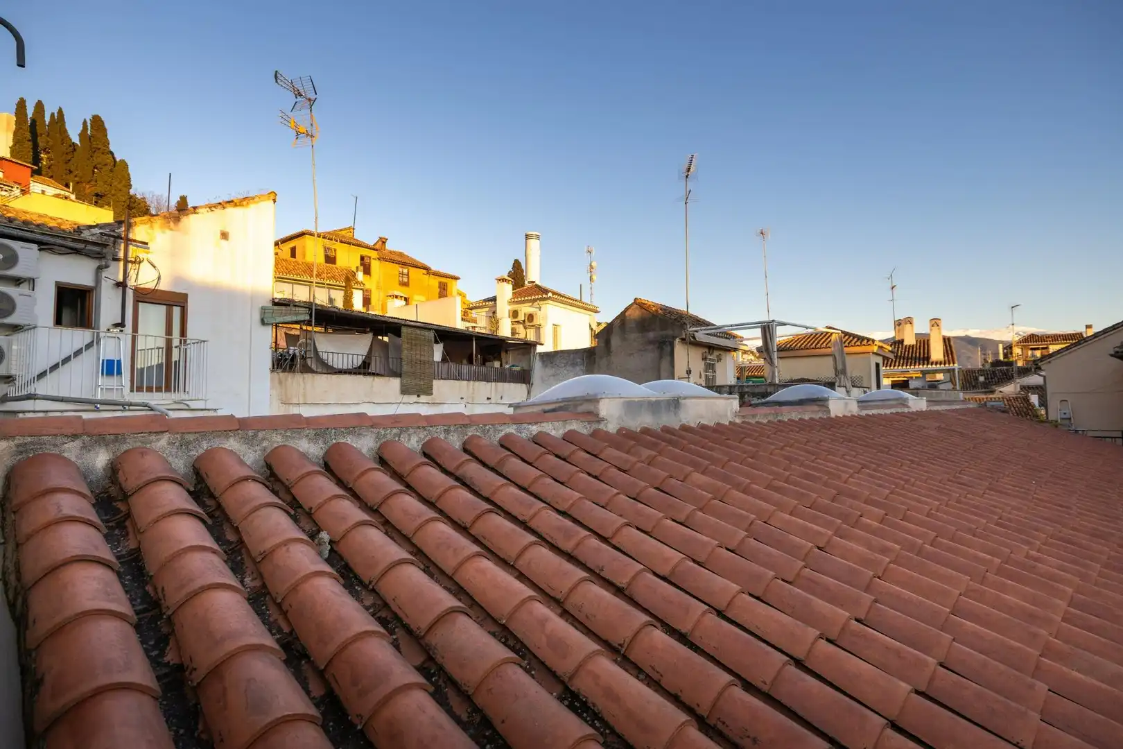 Vista exterior de Casa o xalet en venda en Granada amb Aire condicionat, Terrassa i Moblat