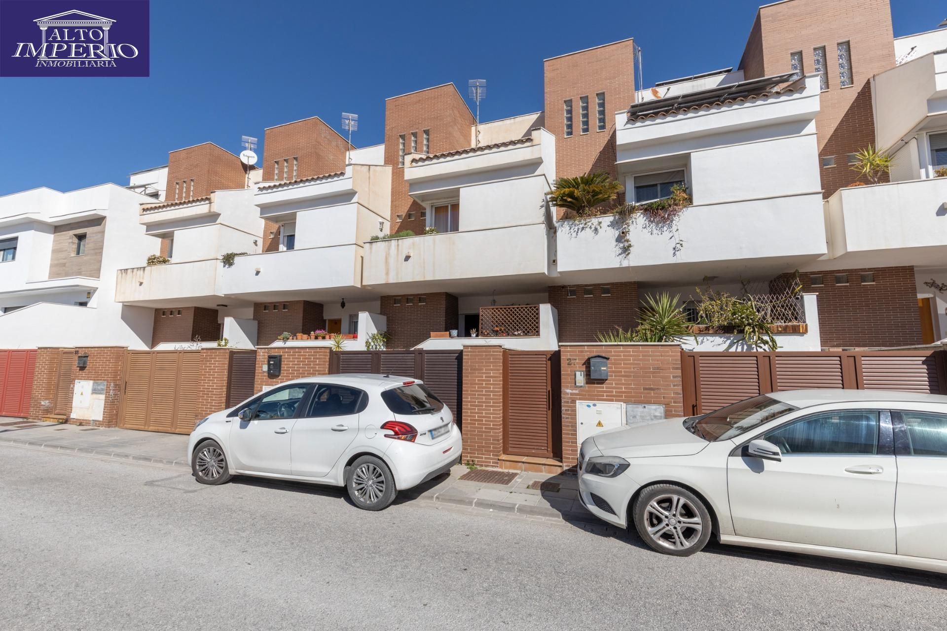 Vista exterior de Casa adosada en venda en Churriana de la Vega amb Calefacció, Terrassa i Balcó