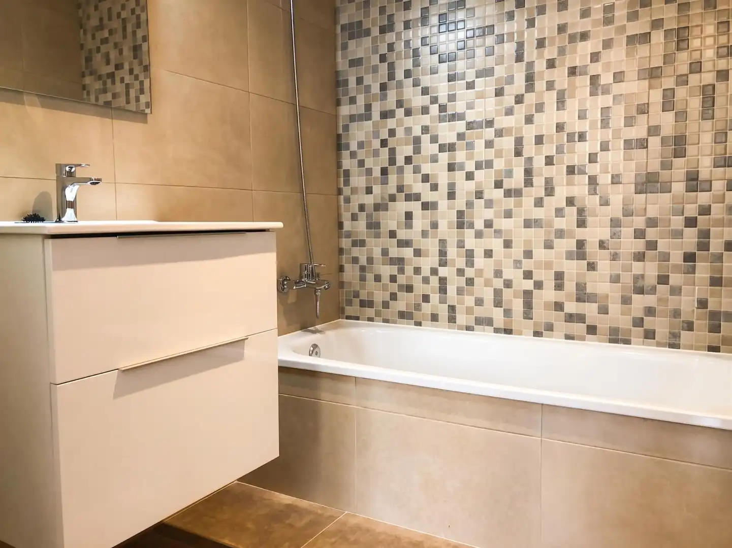 Baño de Piso en venta en L'Hospitalet de Llobregat con Aire acondicionado, Calefacción y Jardín privado