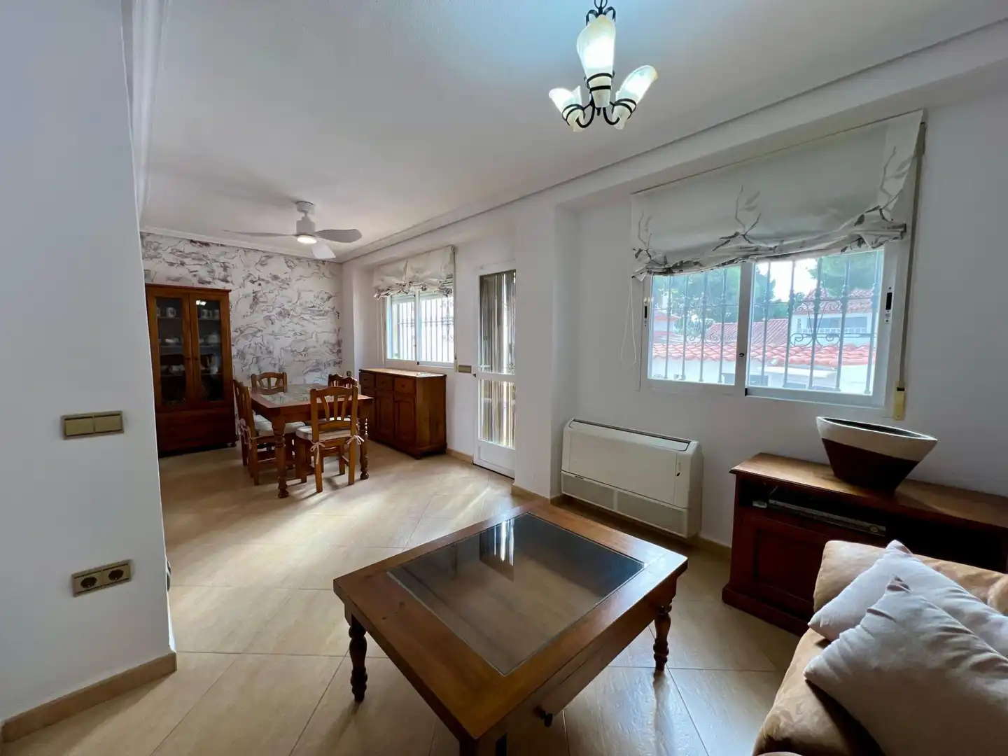 Sala de estar de Casa adosada en venta en La Nucia con Aire acondicionado, Jardín privado y Trastero