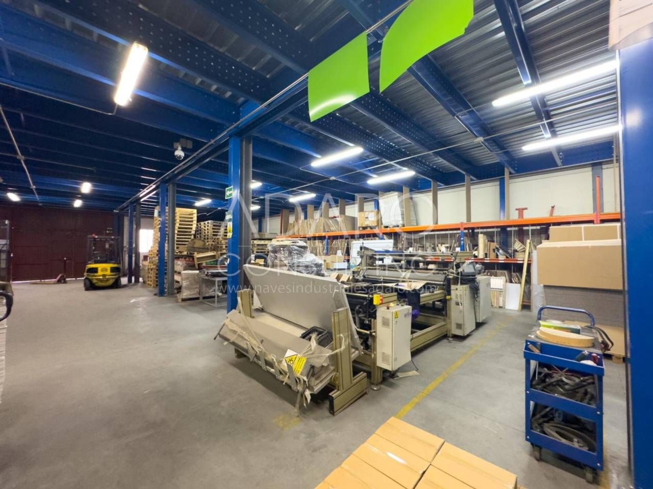 Nave industrial de alquiler en Artesanos, Urbanización Este - Montepríncipe
