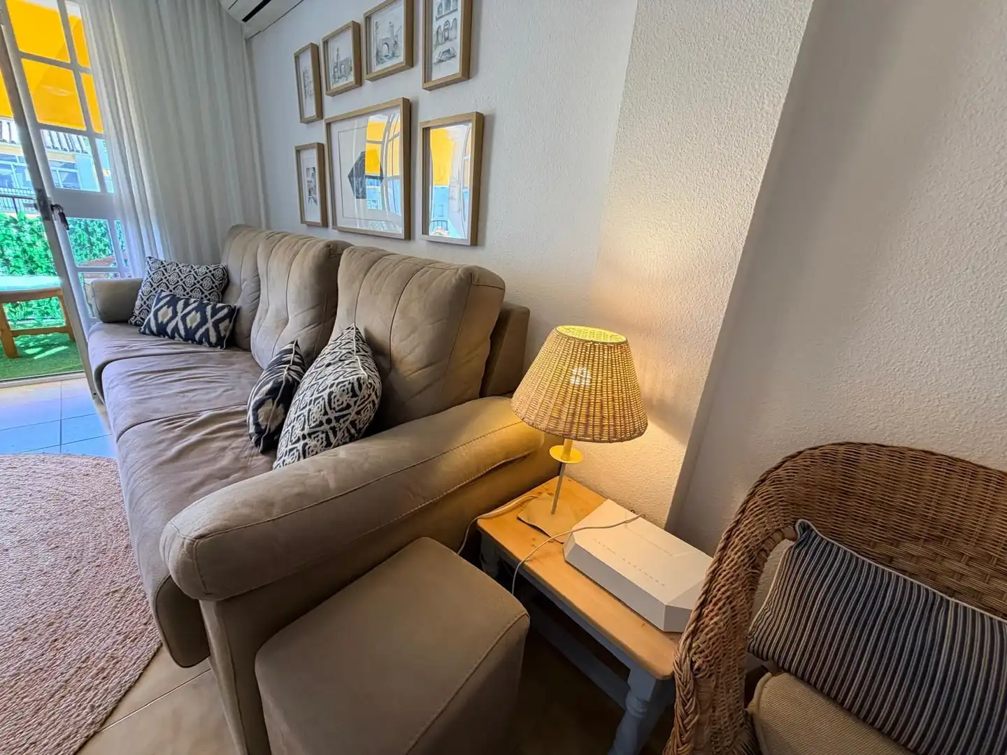 Sala d'estar de Pis de lloguer en Benalmádena amb Aire condicionat i Moblat
