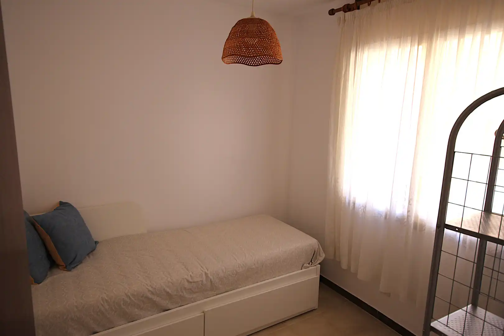 Schlafzimmer von Wohnungen zum Verkauf in L'Escala mit Terrasse, Möbliert und Waschmaschine