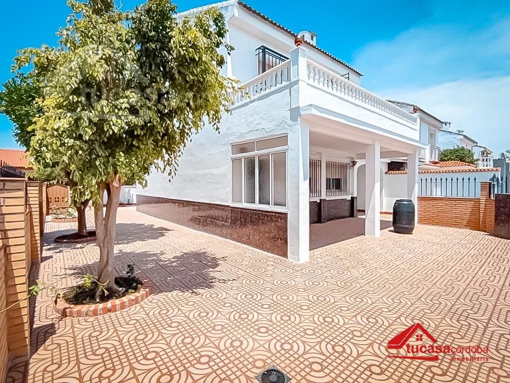 Vista exterior de Finca rústica en venda en La Carlota amb Terrassa i Piscina comunitària