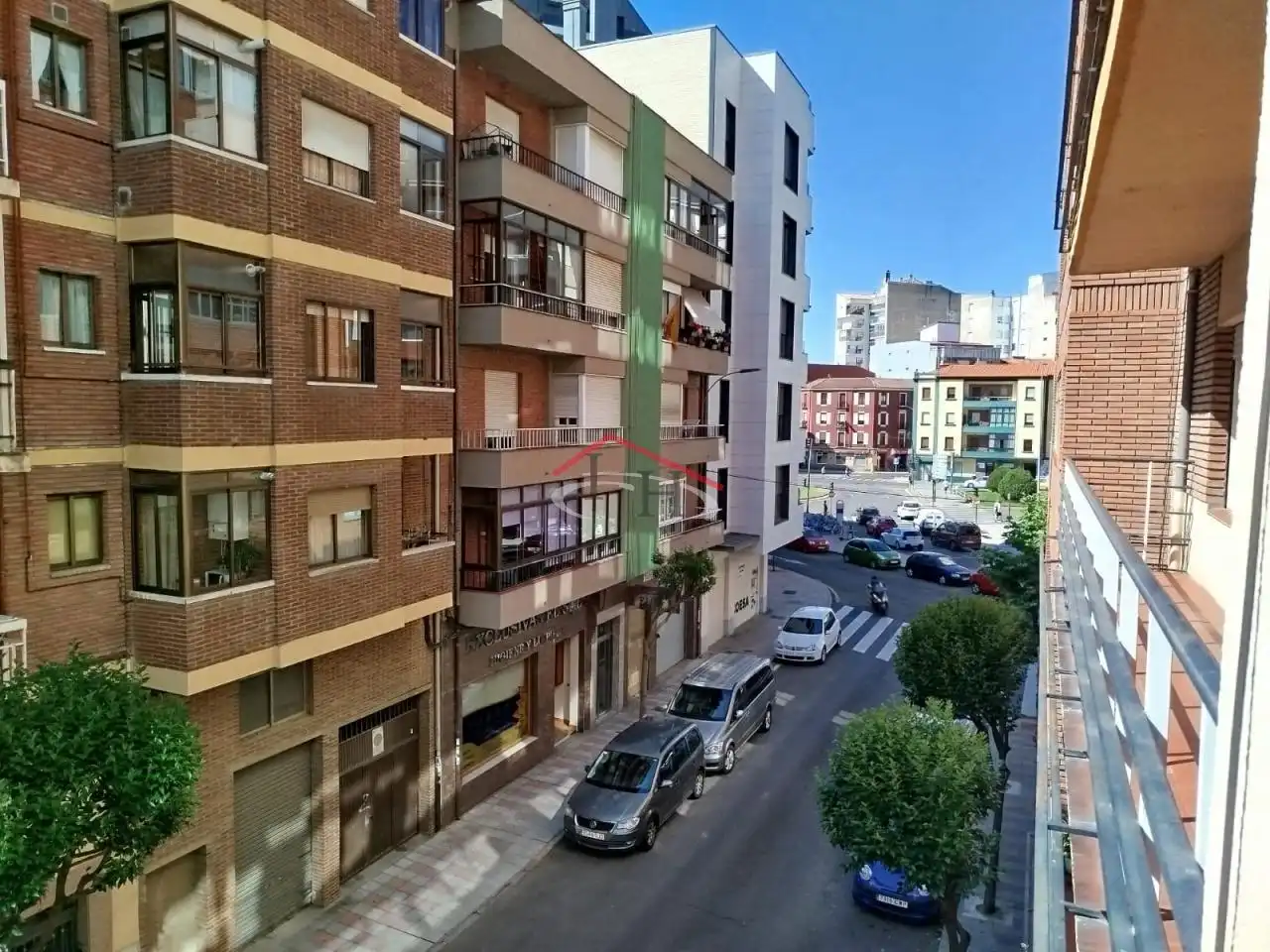 Vista exterior de Pis en venda en León Capital  amb Calefacció i Terrassa