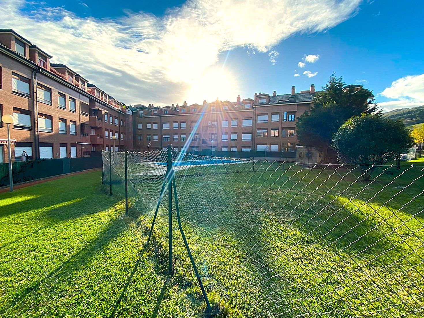 Vista exterior de Àtic en venda en Castro-Urdiales amb Calefacció, Terrassa i Forn