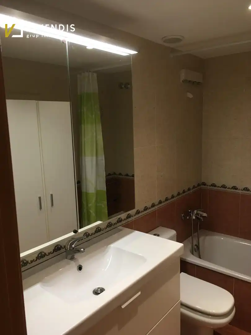 Baño de Piso de alquiler en Lleida con Calefacción, Amueblado y Balcón