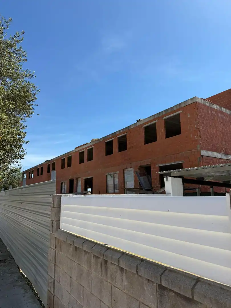 Vista exterior de Edifici en venda en Almazora / Almassora