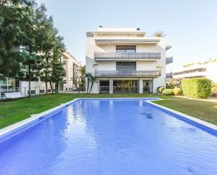 Piscina de Pis de lloguer en Sitges amb Aire condicionat, Calefacció i Terrassa