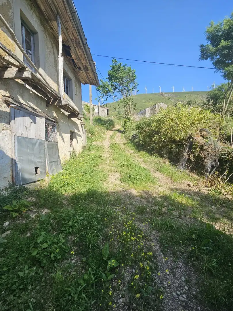 Country house zum Verkauf in Belmonte de Miranda mit Privatgarten und Abstellraum