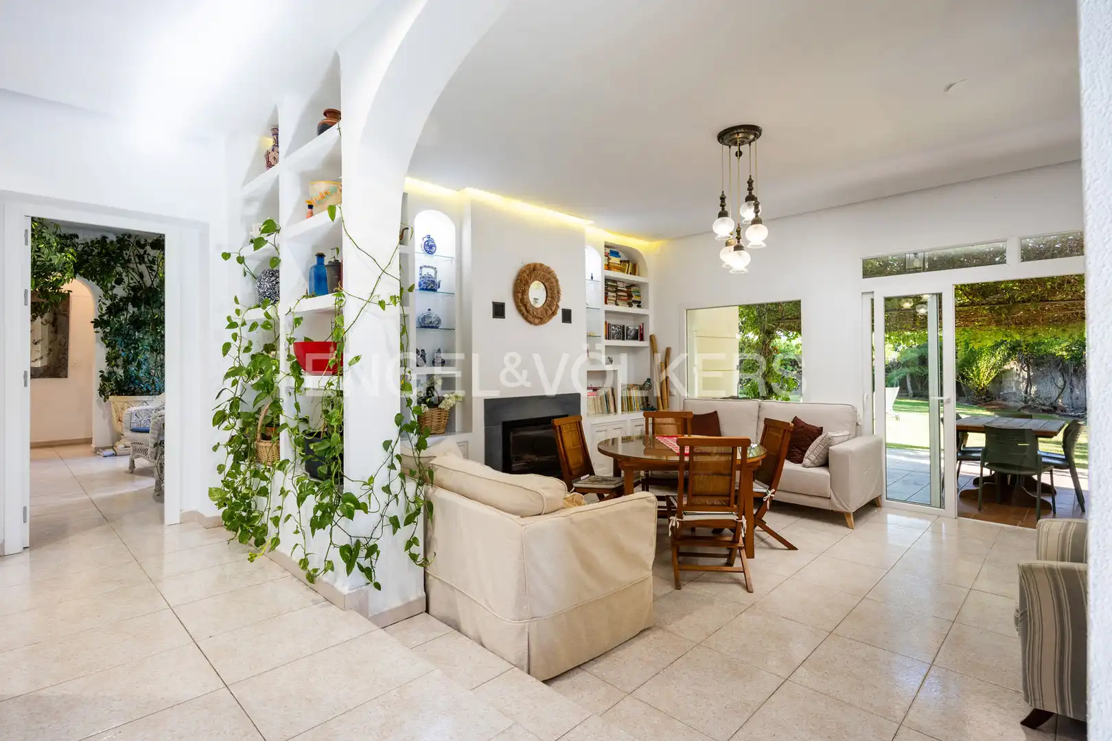 Sala d'estar de Casa o xalet en venda en Conil de la Frontera amb Aire condicionat, Calefacció i Jardí privat