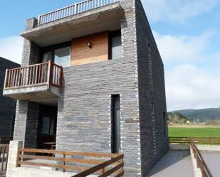 Vista exterior de Casa o xalet de lloguer en Arnuero amb Terrassa i Piscina