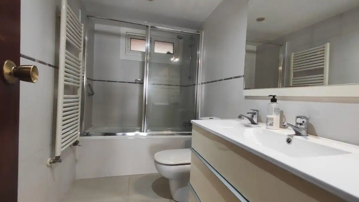Baño de Piso en venta en Vigo  con Calefacción, Trastero y Balcón