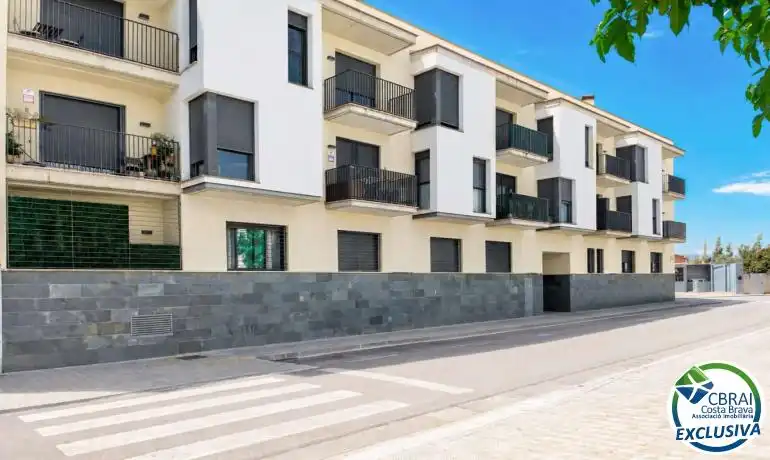 Vista exterior de Àtic en venda en Figueres amb Terrassa i Balcó