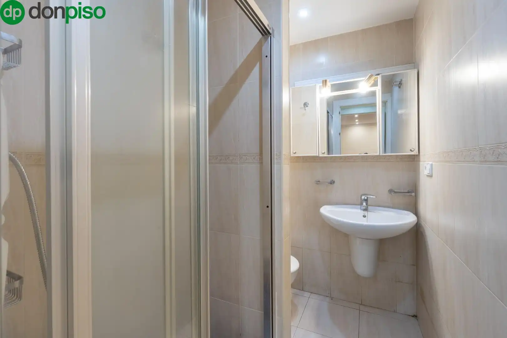 Badezimmer von Einfamilien-Reihenhaus zum Verkauf in Granada mit Klimaanlage, Heizung und Terrasse