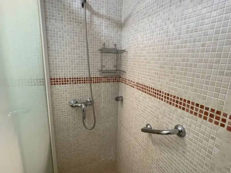 Baño de Piso de alquiler en Cuenca con Calefacción, Parquet y Terraza