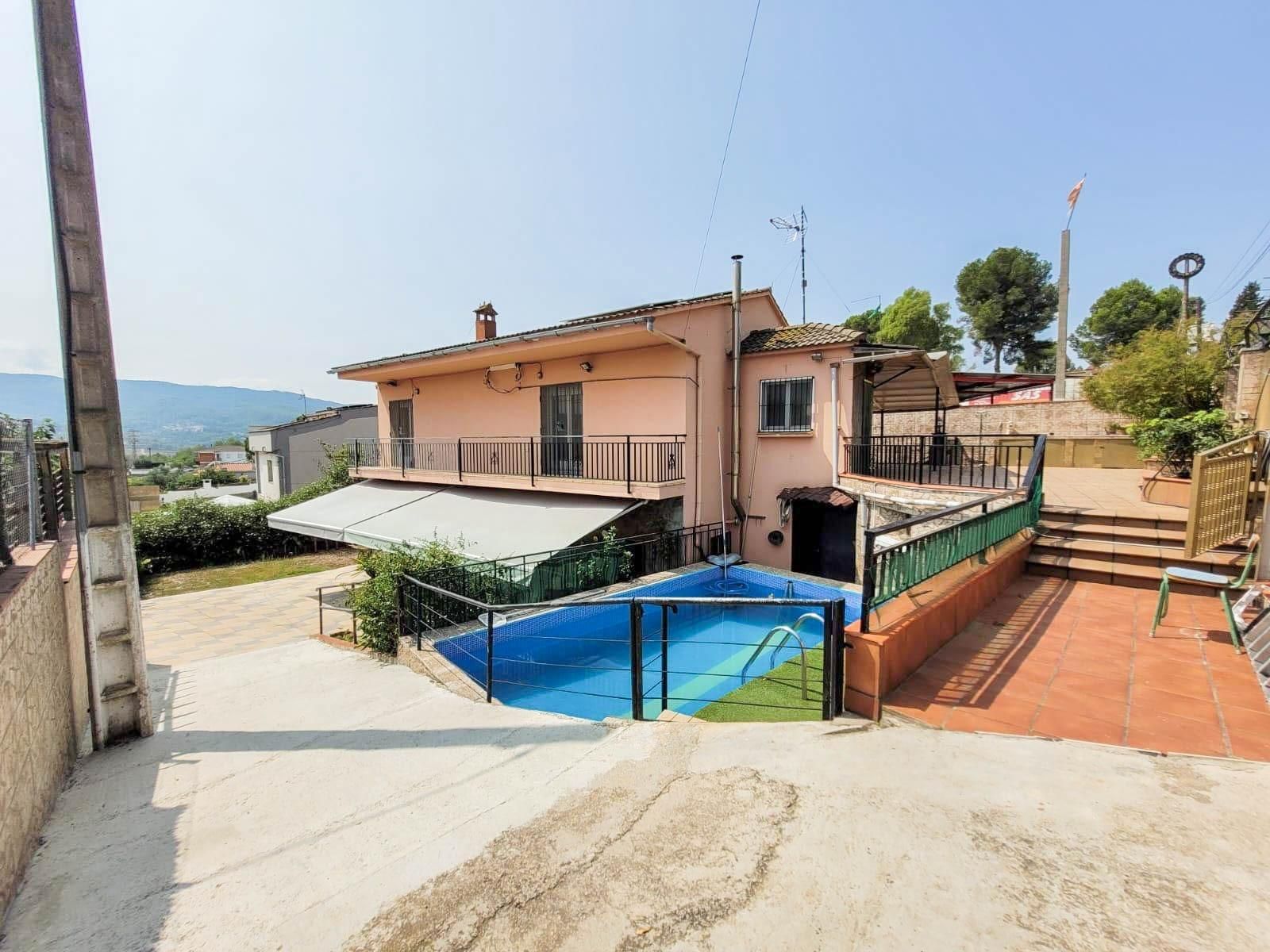 Piscina de Casa o xalet en venda en Sant Esteve Sesrovires amb Calefacció, Jardí privat i Terrassa