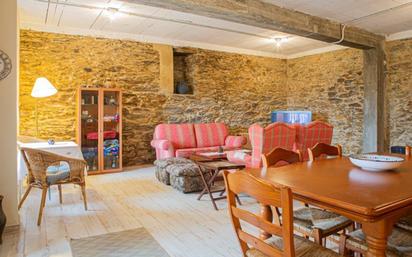 Sala d'estar de Casa adosada en venda en Miño amb Jardí privat