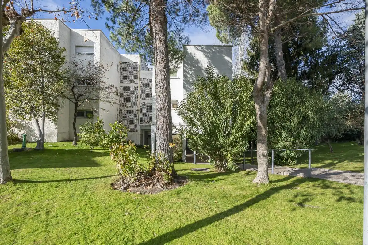 Vista exterior de Pis en venda en Majadahonda amb Aire condicionat, Calefacció i Jardí privat