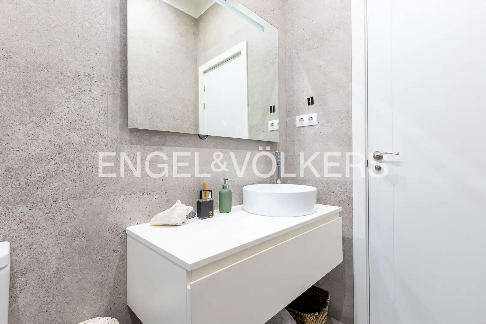 Bathroom of Flat for sale in Madrid  with Air Conditioner, Heating and Balcony