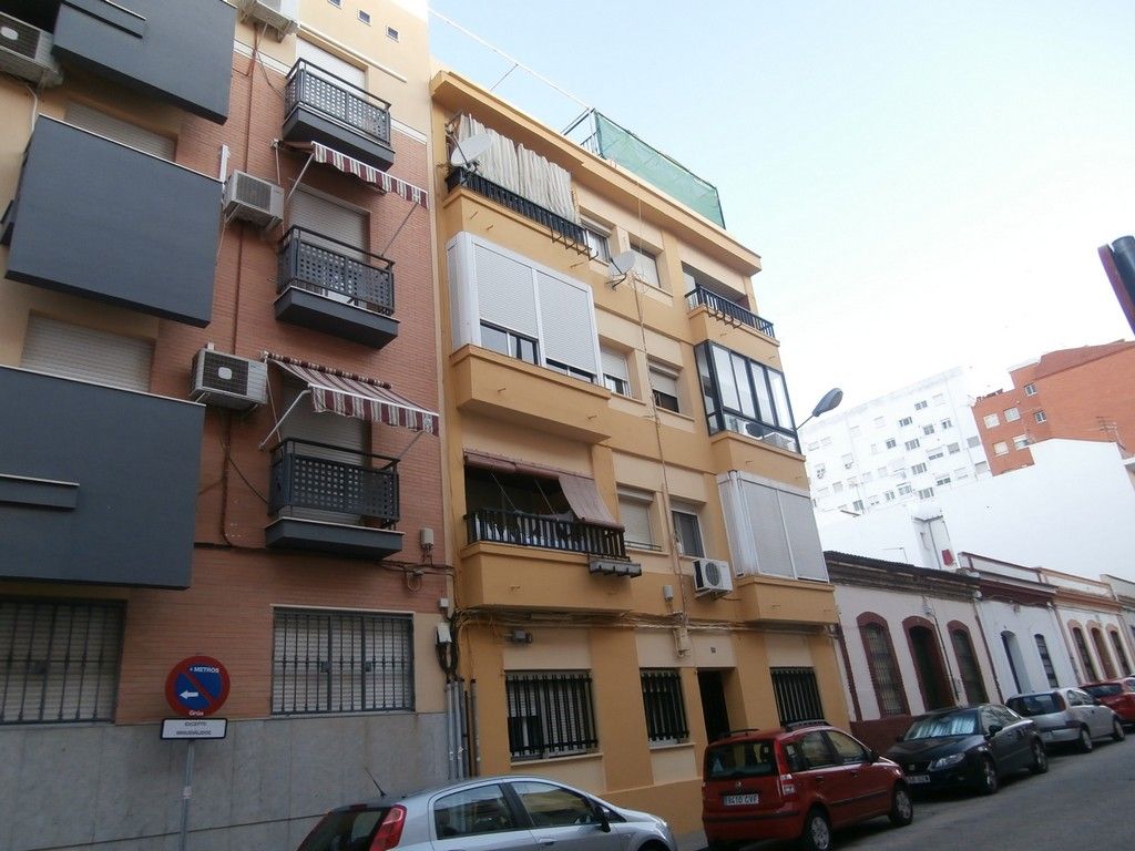 Piso en venta en  C/ Maestro Salvador López, Reina Victoria - Matadero