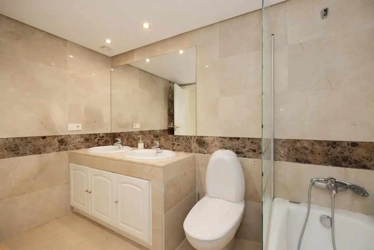 Baño de Piso en venta en Marbella con Aire acondicionado, Calefacción y Jardín privado