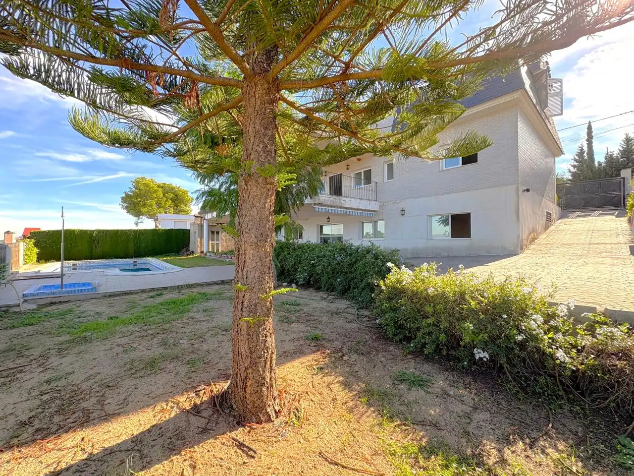 Vista exterior de Casa o chalet en venta en Chiva con Aire acondicionado, Jardín privado y Terraza
