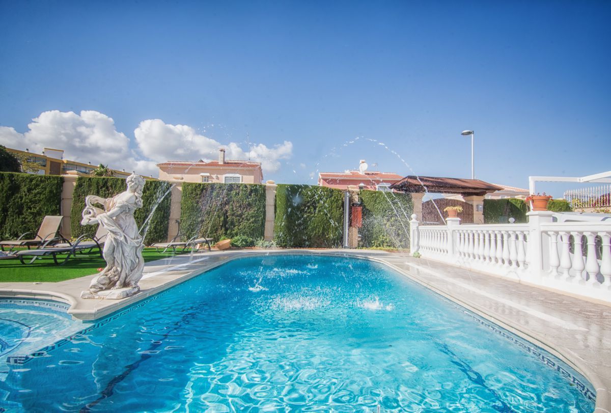 Piscina de Casa o xalet en venda en Torremolinos amb Aire condicionat, Calefacció i Jardí privat