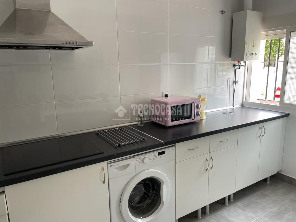 Kitchen of Flat to rent in  Sevilla Capital  with Air Conditioner, Heating and Furnished