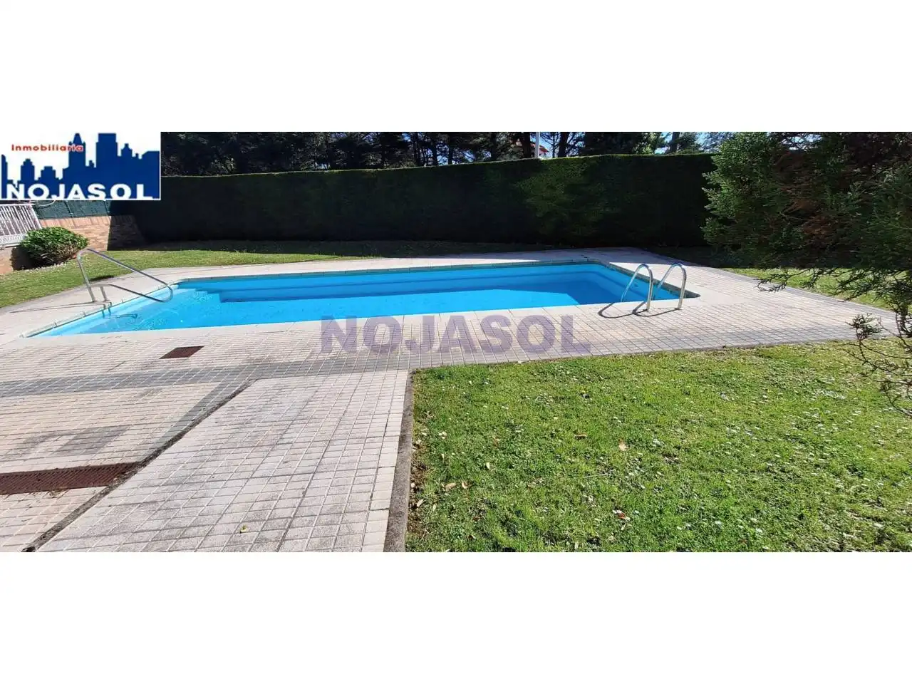 Piscina de Apartament de lloguer en Noja amb Calefacció, Terrassa i Moblat